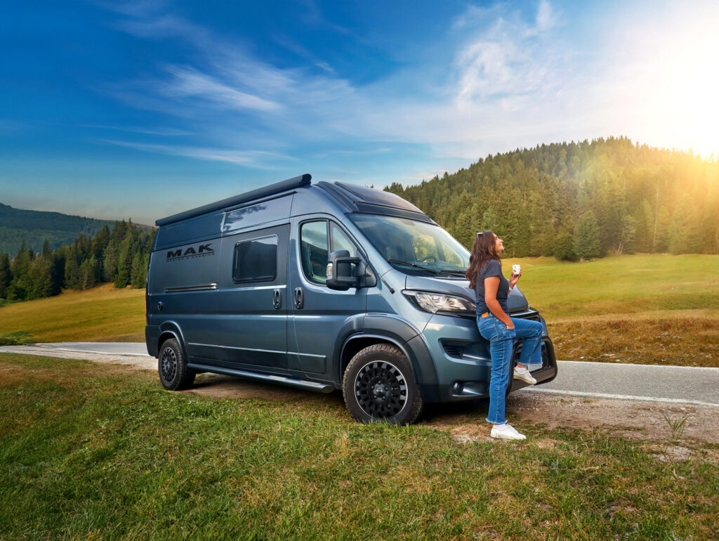 FIAT-DUCATO_MAK_OVERLAND_GLOSS-BLACK-MIRROR-RING-1_LOW